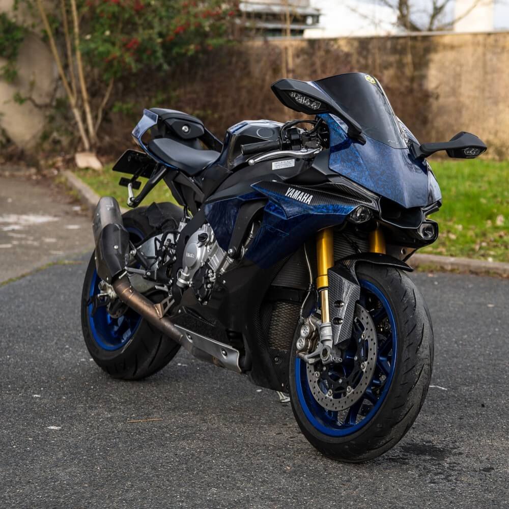 Yamaha R1M is fully covered in blue forged carbon fiber Wrap